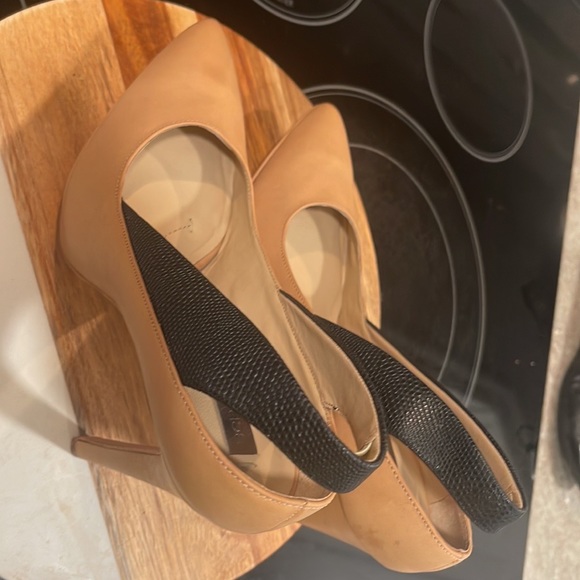 BCBG MAXAZRIA Women ama-Raine Pointed Toe Pumps Shoes - Picture 4 of 7